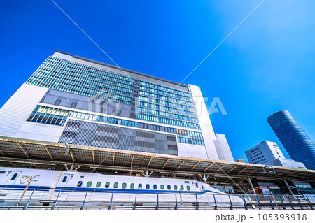 日本の横浜都市景観 夏・猛烈な暑さ…。新横浜駅や新幹線、横浜プリンスホテルなどを望む 105393918