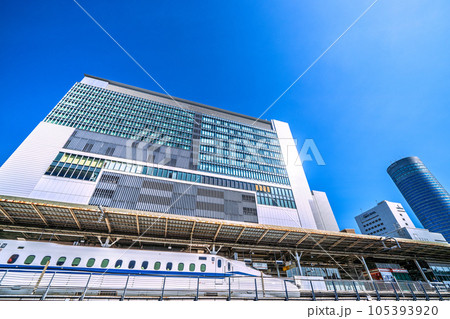 日本の横浜都市景観 夏・猛烈な暑さ…。新横浜駅や新幹線、横浜プリンスホテルなどを望む 105393920