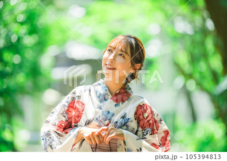 緑の中を歩く浴衣姿の日本人女性 105394813