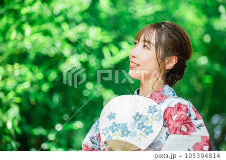 うちわを持つ浴衣姿の日本人女性 うちわを持つ浴衣姿の日本人女性 105394814