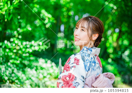 うちわを持つ浴衣姿の日本人女性 105394815