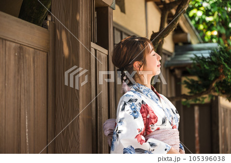 日本家屋の前に立つ浴衣姿の女性 105396038