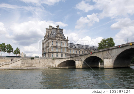 パリ、セーヌ川のクルーズから見たエコール・デュ・ルーヴルの建物と石造アーチ橋のロワイヤル橋 105397124