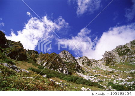 木曾駒ケ岳千畳敷カールと青空 105398554