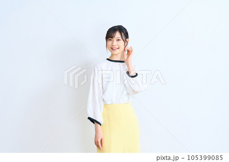 私服の若い女性 私服の若い女性 105399085
