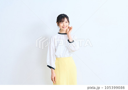 私服の若い女性　 105399086