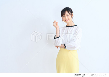 私服の若い女性　 105399092