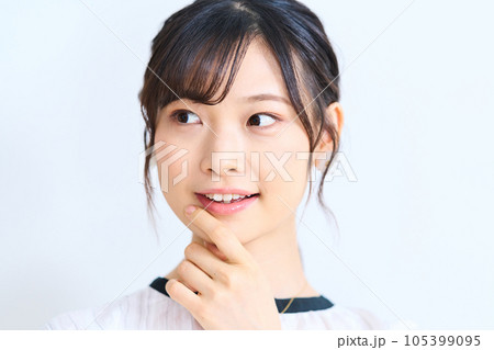 私服の若い女性  私服の若い女性  105399095
