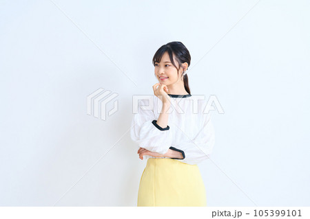 私服の若い女性　 105399101