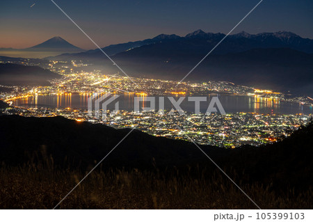 長野県/ 高ボッチ高原からみる夜明け前の富士山と諏訪湖周辺 長野県/ 高ボッチ高原からみる夜明け前の富士山と諏訪湖周辺 105399103