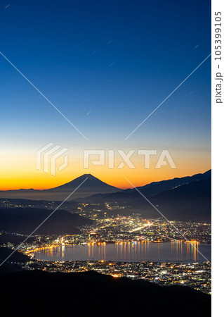 長野県/ 高ボッチ高原からみる夜明け前の富士山と諏訪湖周辺 105399105