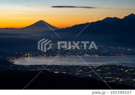 長野県/ 高ボッチ高原からみる夜明け前の富士山と諏訪湖周辺 105399107