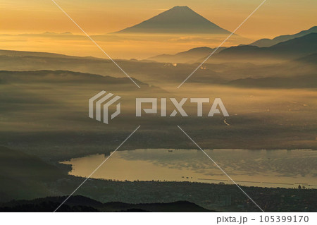 長野県/ 高ボッチ高原からみる夜明けの富士山と諏訪湖周辺 105399170