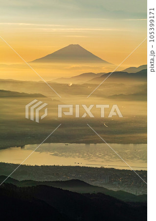 長野県/ 高ボッチ高原からみる夜明けの富士山と諏訪湖周辺 105399171