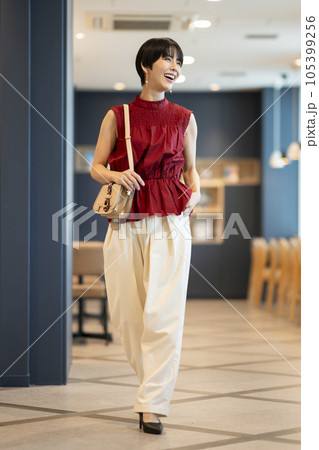 30代前半の女性 ショッピング・外出イメージ ポートレート 30代前半の女性 ショッピング・外出イメージ ポートレート 105399256