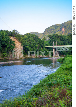 利根川　上越線鉄橋　赤城町棚下付近　早朝の風景　　 105399410