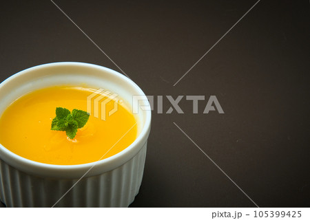 夏にぴったり 手作りの冷たいオレンジ寒天ゼリー 夏にぴったり 手作りの冷たいオレンジ寒天ゼリー 105399425