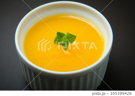 夏にぴったり 手作りの冷たいオレンジ寒天ゼリー 夏にぴったり 手作りの冷たいオレンジ寒天ゼリー 105399426