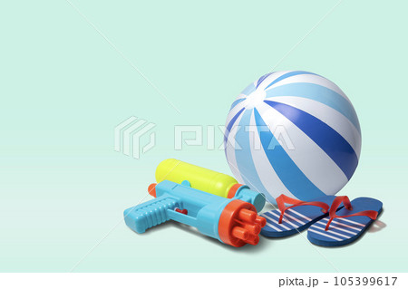 ビーチボール、水鉄砲、ビーチサンダル。水遊び、夏、夏休みなどのイメージ 105399617