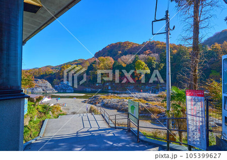 秋の埼玉県長瀞町の船下り乗り場を岩畳入口から見る 105399627