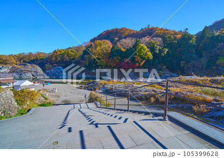 秋の埼玉県長瀞町の船下り乗り場を岩畳入口から見る 秋の埼玉県長瀞町の船下り乗り場を岩畳入口から見る 105399628