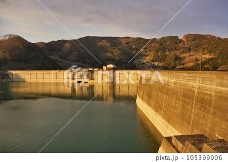 下久保ダムの天端と神流湖 105399906