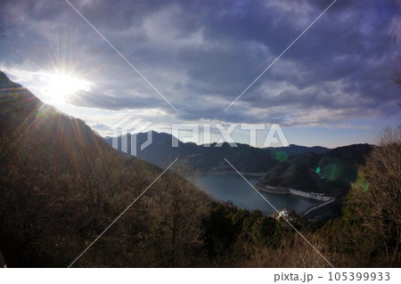 城峯公園展望台からの下久保ダムと神流湖と太陽 城峯公園展望台からの下久保ダムと神流湖と太陽 105399933