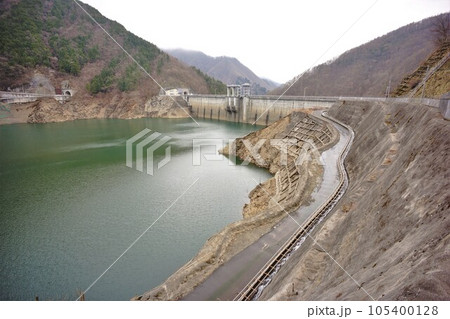 葛野川ダムの堤体と松姫湖 105400128