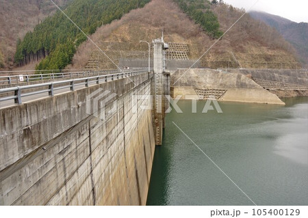 葛野川ダムの堤体と松姫湖 葛野川ダムの堤体と松姫湖 105400129