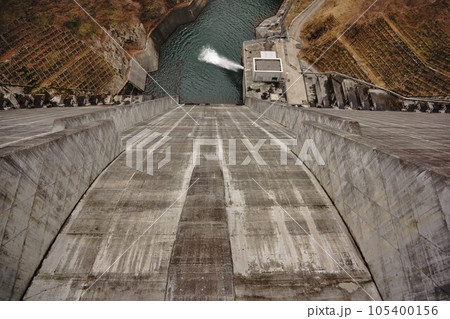 葛野川ダム天端からの下流の発電所 葛野川ダム天端からの下流の発電所 105400156
