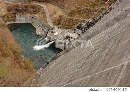 葛野川ダム天端からの下流の発電所 葛野川ダム天端からの下流の発電所 105400157