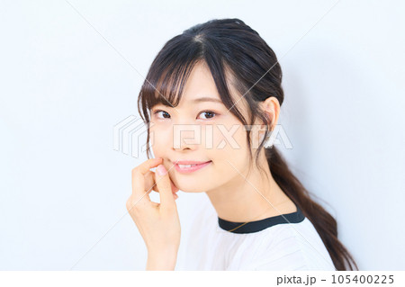 私服の若い女性 私服の若い女性 105400225