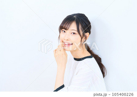 私服の若い女性　 105400226