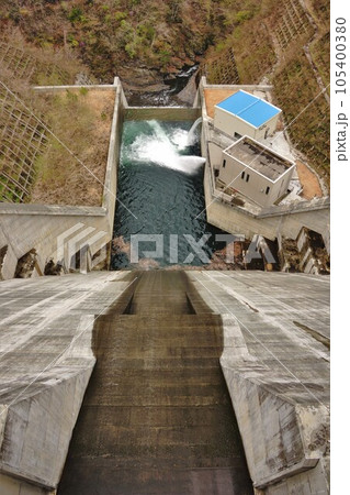 深城ダム天端からの下流の発電所 深城ダム天端からの下流の発電所 105400380