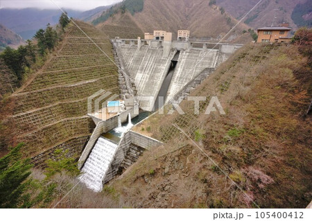 深城ダムの堤体と流水 105400412