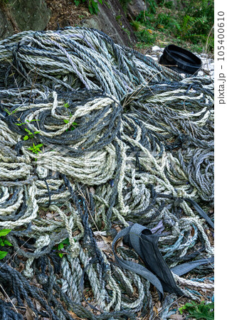 漁港の隅にまとめられたロープの山 105400610