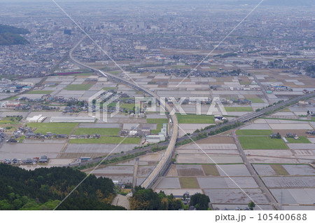 文殊山から福井市中心部方向の眺め　建設中の北陸新幹線　2023年5月 105400688