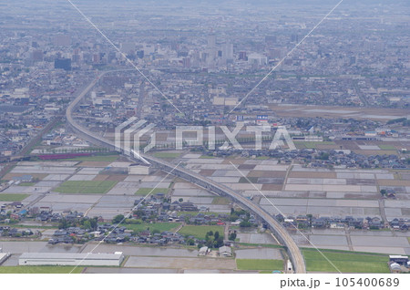 文殊山から福井市中心部方向の眺め　建設中の北陸新幹線　2023年5月 105400689