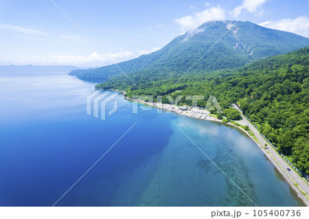 夏の支笏湖を空撮（ポロピナイ） 105400736