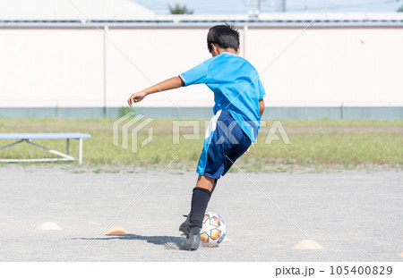 サッカーの練習をする小学生の男の子 105400829