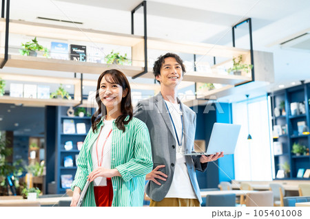 オフィスの若いエンジニアのスタッフ 撮影協力:Creadisce(丸善雄松堂株式会社)  オフィスの若いエンジニアのスタッフ 撮影協力:Creadisce(丸善雄松堂株式会社)  105401008