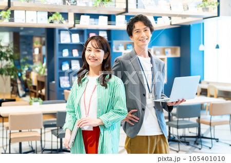 オフィスの若いエンジニアのスタッフ 撮影協力:Creadisce(丸善雄松堂株式会社)  オフィスの若いエンジニアのスタッフ 撮影協力:Creadisce(丸善雄松堂株式会社)  105401010