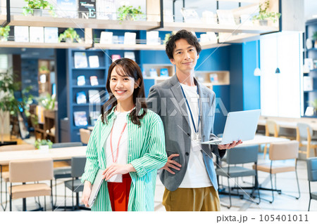 オフィスの若いエンジニアのスタッフ 撮影協力:Creadisce(丸善雄松堂株式会社)  オフィスの若いエンジニアのスタッフ 撮影協力:Creadisce(丸善雄松堂株式会社)  105401011