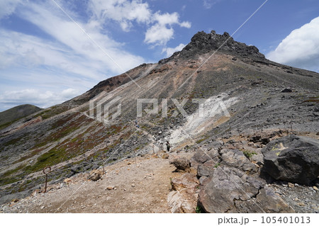 茶臼岳中腹の牛ケ首から茶臼岳山頂方面を見る　2023年5月30日 105401013