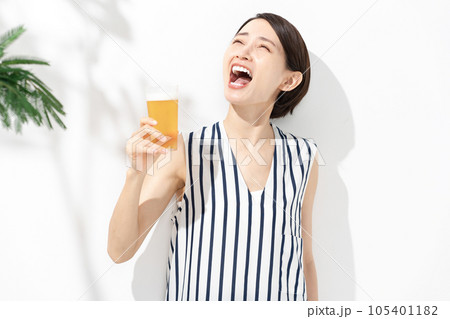 ビールを持つ女性 ビールを持つ女性 105401182