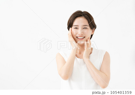 ビューティー　女性　白バック 105401359