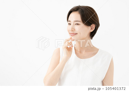 ビューティー　女性　白バック 105401372