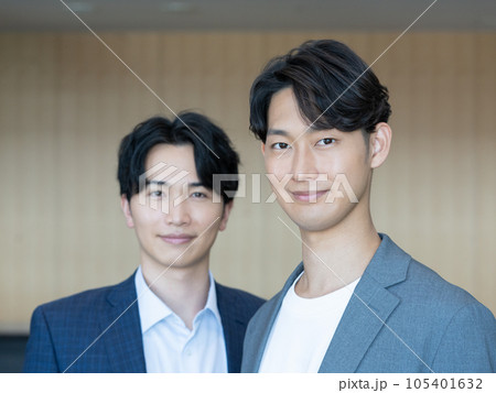 若いビジネスマン2人のポートレート 若いビジネスマン2人のポートレート 105401632
