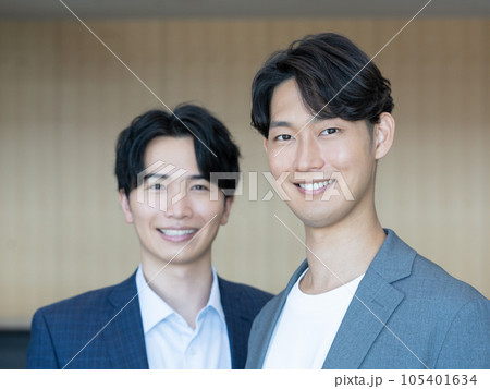 若いビジネスマン2人のポートレート 若いビジネスマン2人のポートレート 105401634