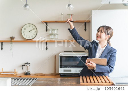 照明・ライト・電球をチェックするアジア人ビジネスウーマン 105401641